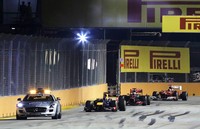 Balapan kelima di Singapura ini ditandai dengan sejumlah insiden, Safety Car sempat dua kali masuk trek, bendera kuning bebera kali dikibarkan. REUTERS/Tim Chong.