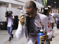 Nasib kurang beruntung dialami pembalap McLaren, Lewis Hamilton, pemilik pole position itu mengalami kerusakan mesin di lap 23. REUTERS/Michael Caronna.