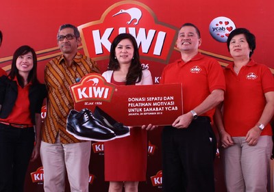 Kiwi Donasikan 3.000 Sepatu Bagi Siswa YCAB