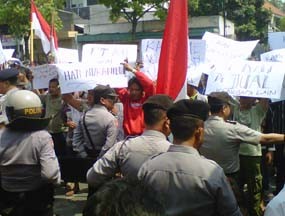 Dikecewakan PT KA, Pedagang Ancam Wadul ke Dahlan Iskan