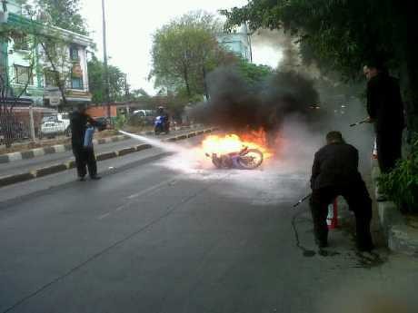 Sepeda Motor Terbakar, Lalin Jl Buncit Raya Macet