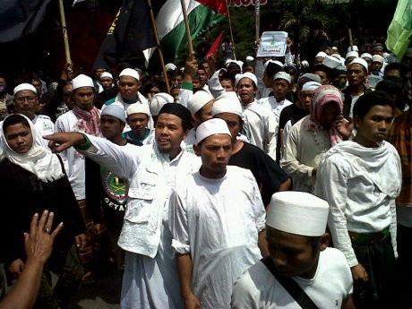 Demo FPI & GPK di Semarang Rusuh, Polisi Keluarkan Tembakan Peringatan Demo FPI & GPK di Semarang Rusuh, Polisi Keluarkan Tembakan Peringatan