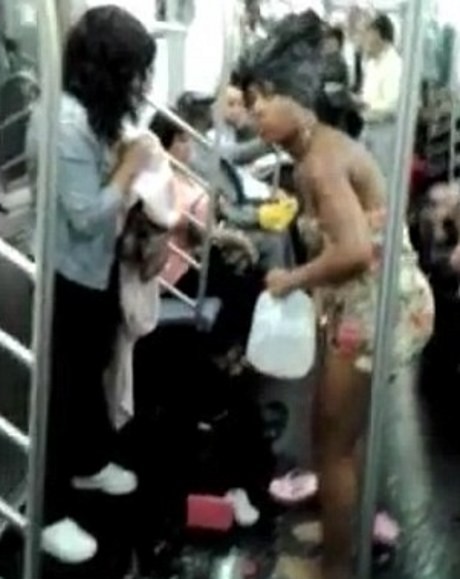 Hah?! Wanita AS Mandi di Dalam Kereta Disaksikan Para Penumpang
