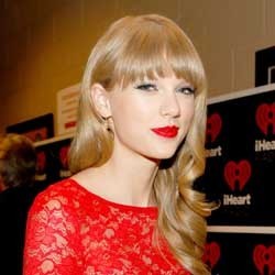 Bibir Merah Taylor Swift