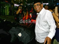 Hasyim Muzadi memasuki mobilnya. (Ramses/detikcom).