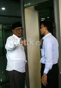 Hasyim Muzadi yang mengenakan kemeja putih dan peci hitam datang lebih dulu. Hasyim datang sekitar pukul 17.15 WIB. (Ramses/detikcom).