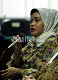 Adik mantan Menkes Siti Fadilah Supari, Rosida Endang, memberikan kesaksian di Pengadilan Tipikor, Jakarta. (Ramses/detikcom).