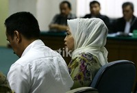 Dalam kesaksiannya, Rosida mengaku menerima amplop putih dari Siti Fadilah di kediaman dinas Menkes di Jalan Denpasar, Kuningan, Jaksel. Namun Rosida tidak membuka amplop itu.