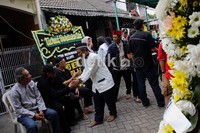 Para pelayat berdatangan ke rumah duka.