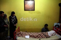 Rencananya jenazah akan dimakamkan di TPU Poncol Ciledug, Tangerang.