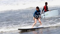 Pantai Kuta memang tempat para pemula untuk belajar selancar. Gus Mun/detikcom.