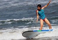 Sekolah atau kursus surfing di Bali pada umumnya melakukan kegiatannya di sepanjang Pantai Kuta. Gus Mun/detikcom.