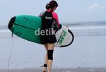Asyiknya Belajar Selancar di Pantai Kuta