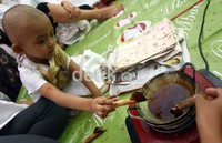 Meski punya keterbatasan, anak-anak ini tetap semangat belajar membatik.