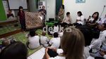 Anak-anak Penderita Kanker Belajar Membatik