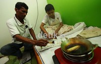 Mereka didampingi orang tuanya.