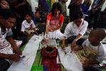 Anak-anak Penderita Kanker Belajar Membatik