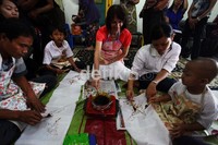 Motif yang dibuat bermacam-macam ada kupu-kupu dan tumbuhan.