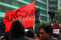 Dalam orasinya mereka menuntut pemerintah menyetop obligasi rekap kepada para bankir kaya.