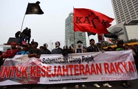 Para pendemo juga membawa spanduk tuntutan.