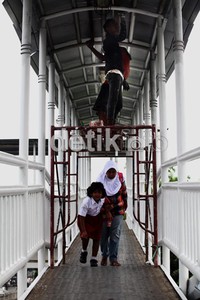 Selain mengganti atap para pekerja juga melakukan pengecatan terhadap jembatan tersebut.