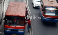Seorang warga berlari di kawasan Pasar Rumput untuk menaiki angkutan metromini yang menerobos jalur busway. Perilaku seperti ini seringkali menimbulkan korban, data Kepolisian RI menyebutkan setiap harinya belasan pejalan kaki meninggal dunia akibat kecelakaan.