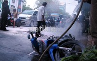 Warga mmebantu memadamkan api yang berkobar. Beruntung api dapat dipadamkan sebelum terjadi ledakan dari tangki bensin.