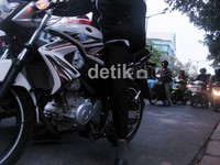 Kejadian ini juga mengakibatkan kemacetan panjang.