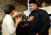 Menteri PAN Azwar Abubakar juga datang melayat. Ramses/detikcom.