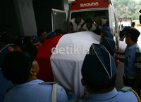 Peti jenazah Theodorus Jakob Keokerits dimasukan ke mobil ambulans. Ramses/detikcom.