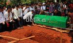 Isak Tangis Pecah di Pemakaman Alawy