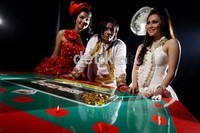 Charly dikelilingi dua wanita cantik.