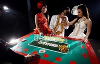 Dengan gaya glamournya, Charly menjadi dewa judi.