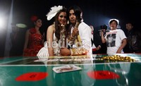 Charly berpose dengan model video klipnya.
