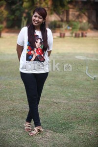 Namun, siapa sangka, lewat pekerjaannya tersebut, perempuan yang mengenyam pendidikan hingga bangku SMA itu bisa meraup banyak keuntungan.
