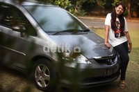Bahkan kini, ia bisa membeli sebuah mobil sedan yang cukup mahal.