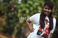 Sebulan, ia bisa mengantongi Rp 35 juta dari pekerjaannya mengerahkan massa penonton untuk berbagai acara musik di televisi.