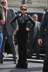 Pelantun Born This Way itu tampil misterius dengan busana serba hitam. Pascal Le Segretain/Getty Images for Sephora.