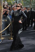 Gaya Futuristik Lady Gaga