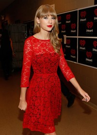 Bibir merah Taylor Swift. Isaac Brekken/Getty Images for Clear Channel.