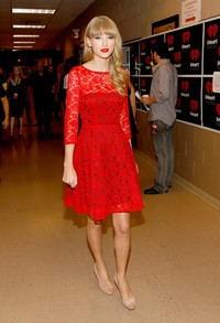 Mantan kekasih Taylor Lautner itu tampil menawan dengan bibir merahnya. Isaac Brekken/Getty Images for Clear Channel.