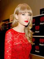 Bibir Merah Taylor Swift