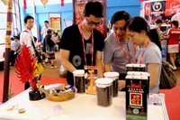 Berbagai jenis kopi yang dihasilkan dari daerah-daerah di Indonesia dipameran di CAEXPO 2012. (Kemendag).