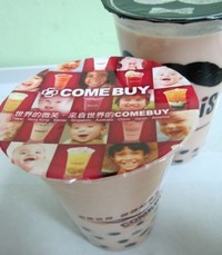 Bubble Milk Tea racikan Come Buy (Rp. 21.000) ini terasa lebih istimewa karena didominasi rasa dan aroma teh yang khas. (Flora Febrianindya/detikFood)