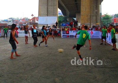 Sepakbola 24 Jam Diramaikan 8 Waria