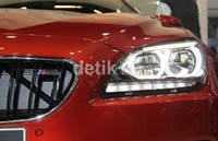 Permukaan yang kokoh dengan kontur yang presisi menciptakan aura coupe yang atletis, dipadu dengan Adaptive LED Headlight membuat mobil ini semakin progresif.