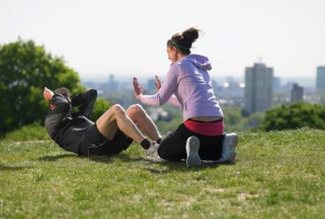Awas Bantalan Sendi Bisa Copot! Sit-Up Hanya untuk Anak Muda