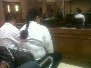 So Sweet! Irene Kill Bill & Suaminya Gandengan Tangan Selama Sidang