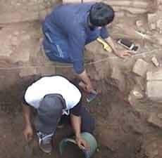 Mata Uang Kuno & Gerbang Majapahit Ditemukan di Trowulan