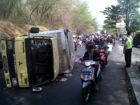 Mobil Boks Terguling & Dihantam Bus di Tanjakan Gombel Semarang